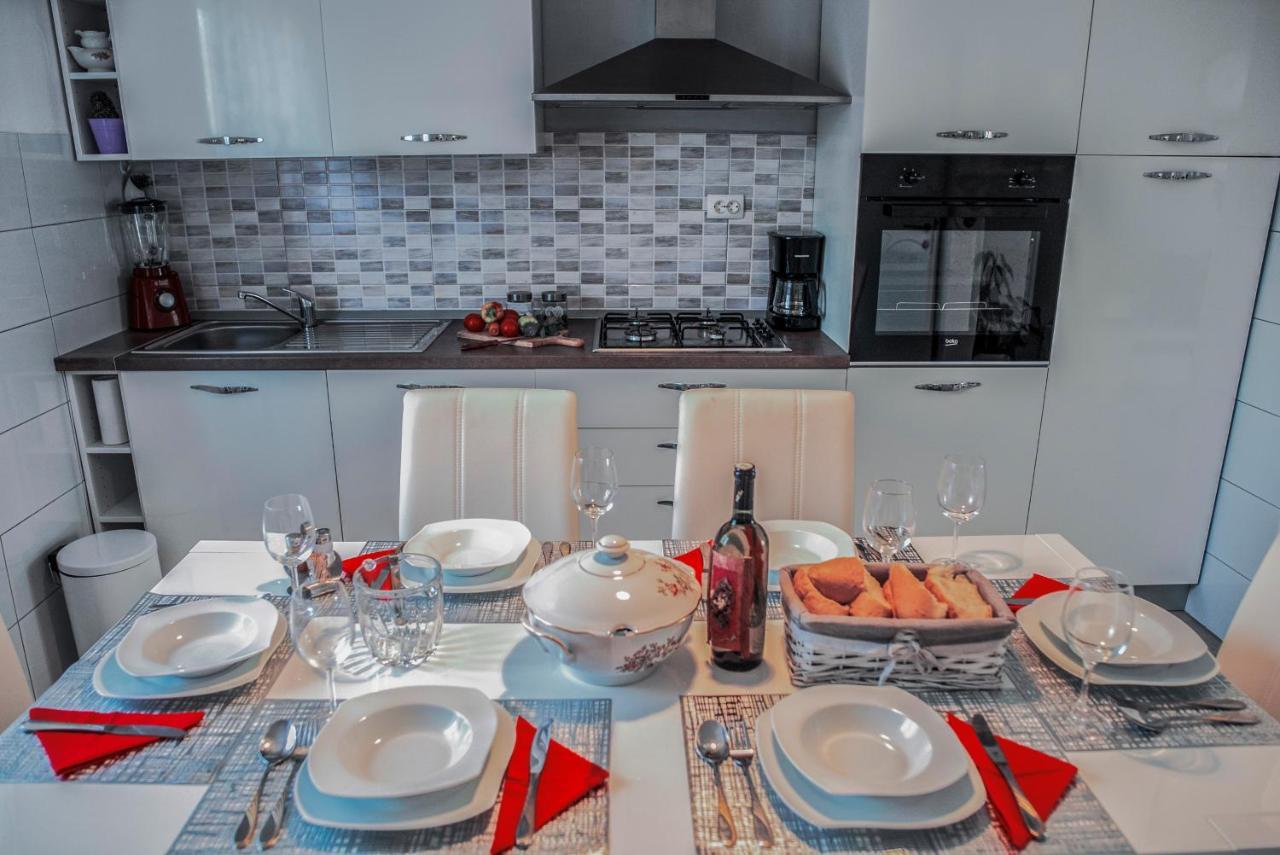Villa Terra With Heated Pool Marina Εξωτερικό φωτογραφία
