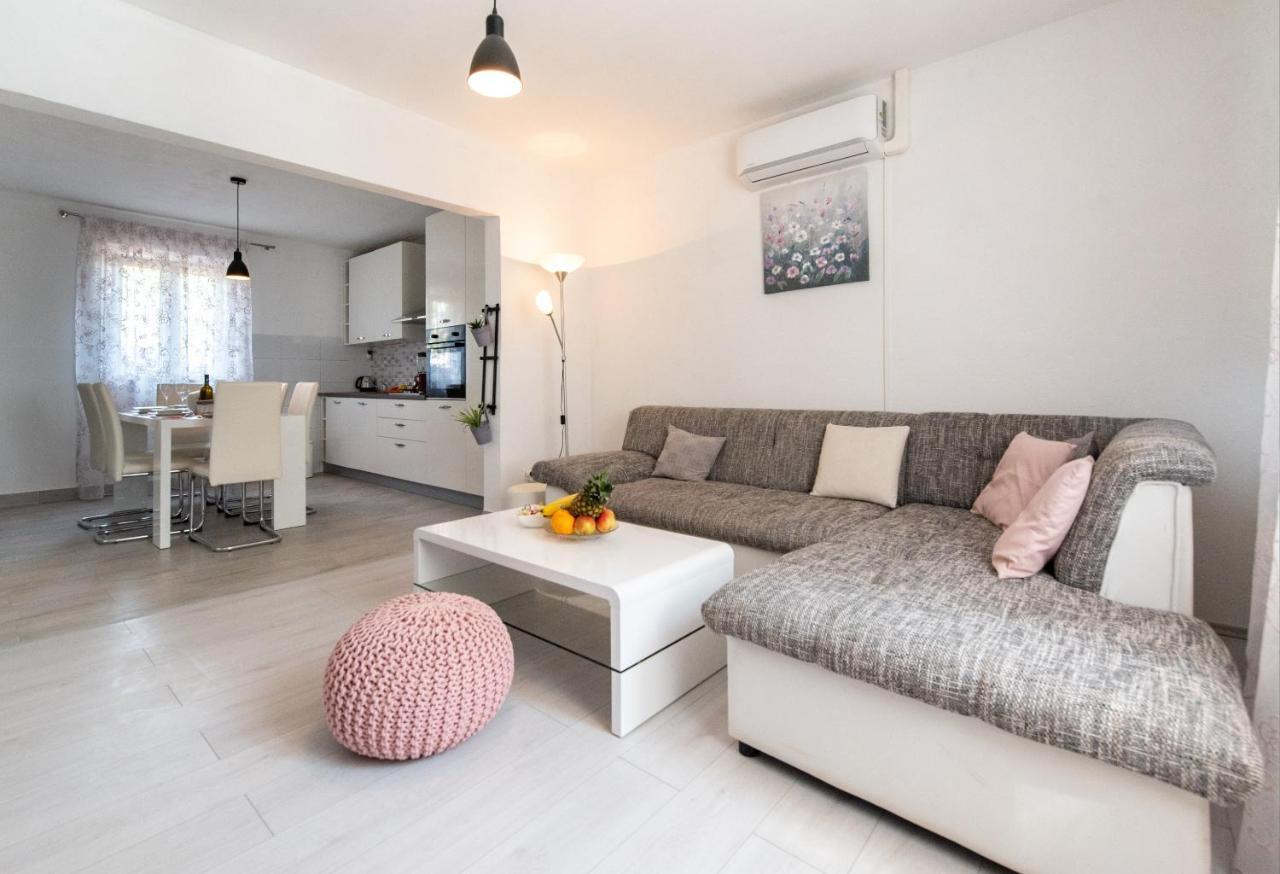 Villa Terra With Heated Pool Marina Εξωτερικό φωτογραφία